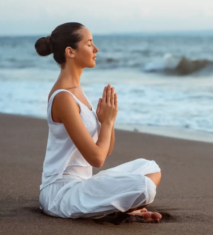 woman_w_chignon_mdtion_beach